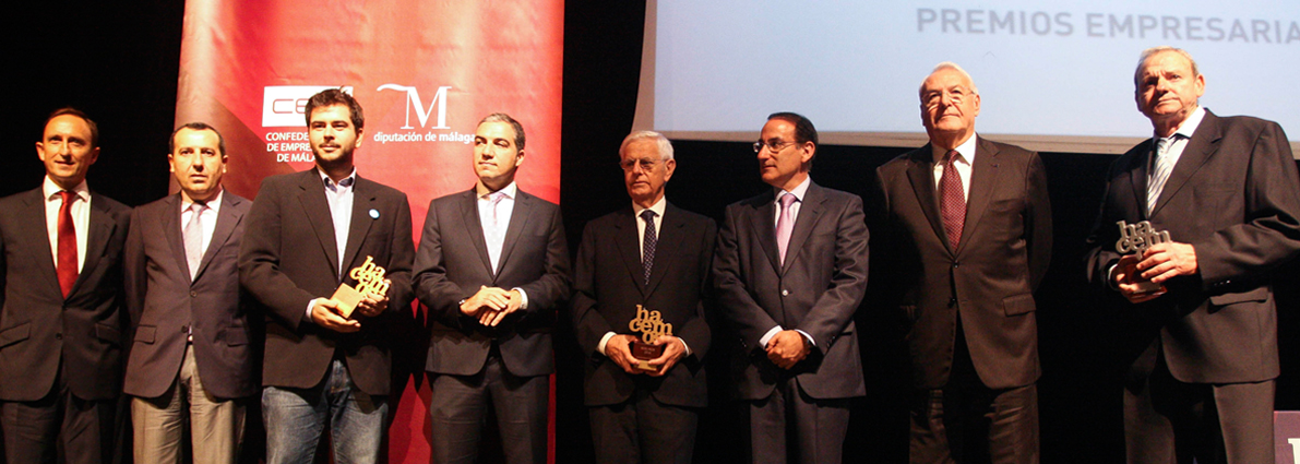 José Lorca, presidente de Trops, primero por la derecha, y Enrique Colilles, gerente, primero por la izquierda, reciben el premio de la Confederación de Empresarios de Málaga a la "Mejor Empresa del Año"