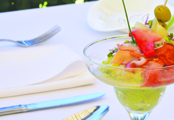 Foto Receta Pulpa de Aguacate Trops con su concha fina y granizado de bloody mary