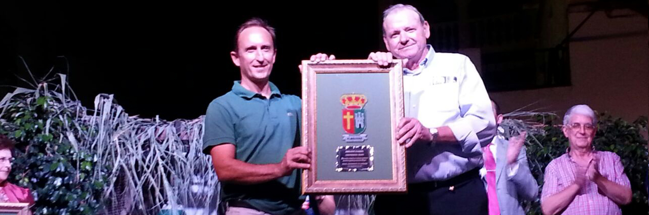 Enrique Colilles y José Lorca, gerente y presidente de Trops, reciben el premio "Ajoblanco Axarquía" el 6 de Septiembre de 2014 en Almáchar, Málaga