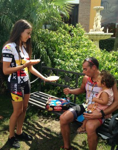 Rubén Ruzafa degusta el mango Trops ofrecido en la degustación en el I Xterra Axarquía