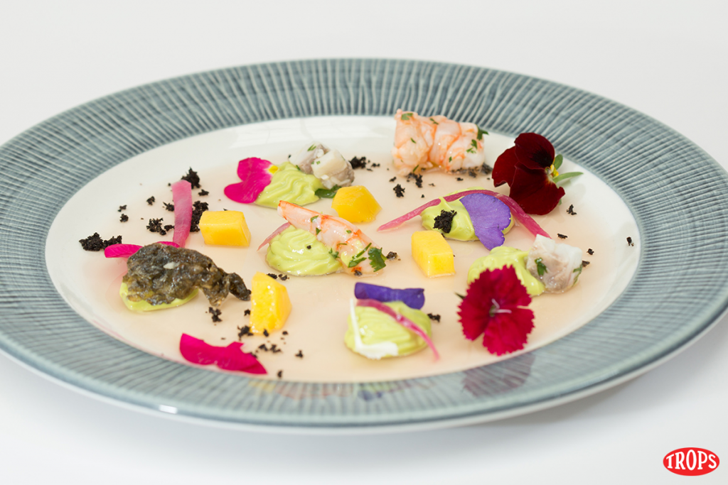 3-DECONSTRUCCIÓN-DE-CEVICHE-DE-CORVINA-Y-GAMBA-ALISTADA-CON-CREMA-DE-AGUACATE-TROPICAL-Y-SUS-CRUJIENTES