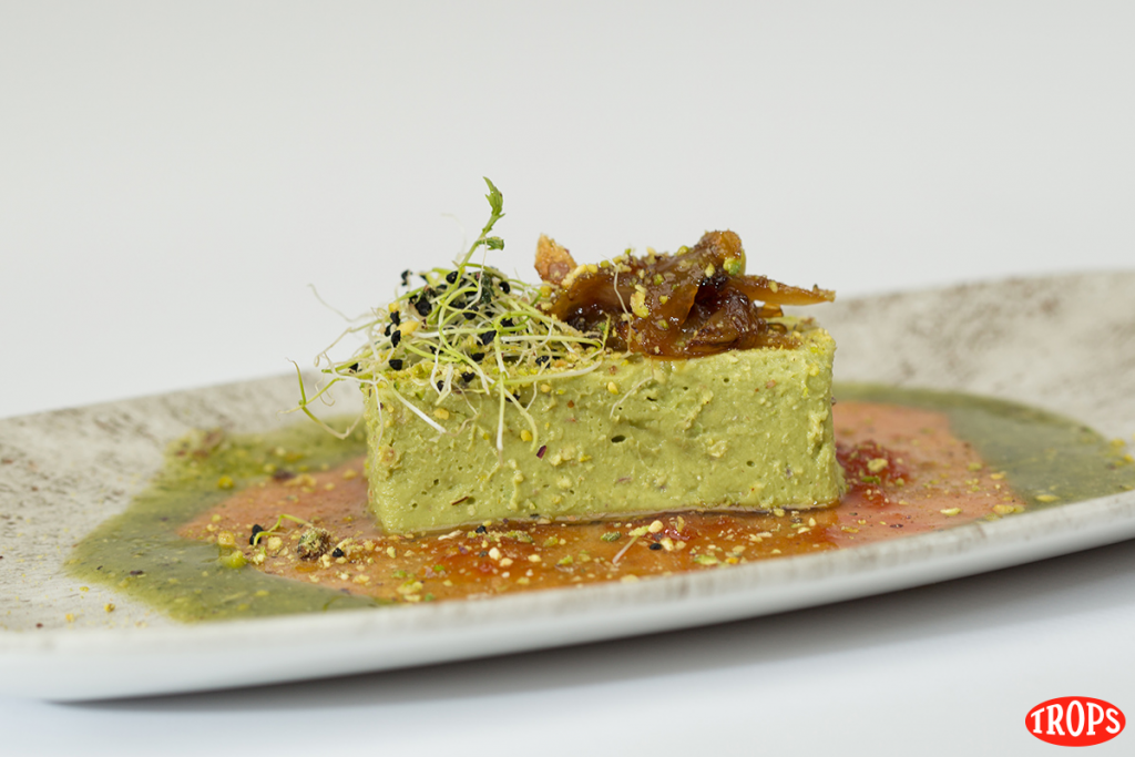 4-TERRINA-DE-AGUACATE-Y-PISTACHOS-CON-COMPOTA-DE-TOMATE-Y-CEBOLLA-CARAMELIZADA-AL-AROMA-DE-ALBAHACA