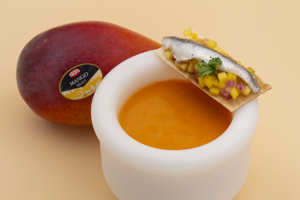 Gazpacho de mango y tomate con su regañá de boquerón en vinag