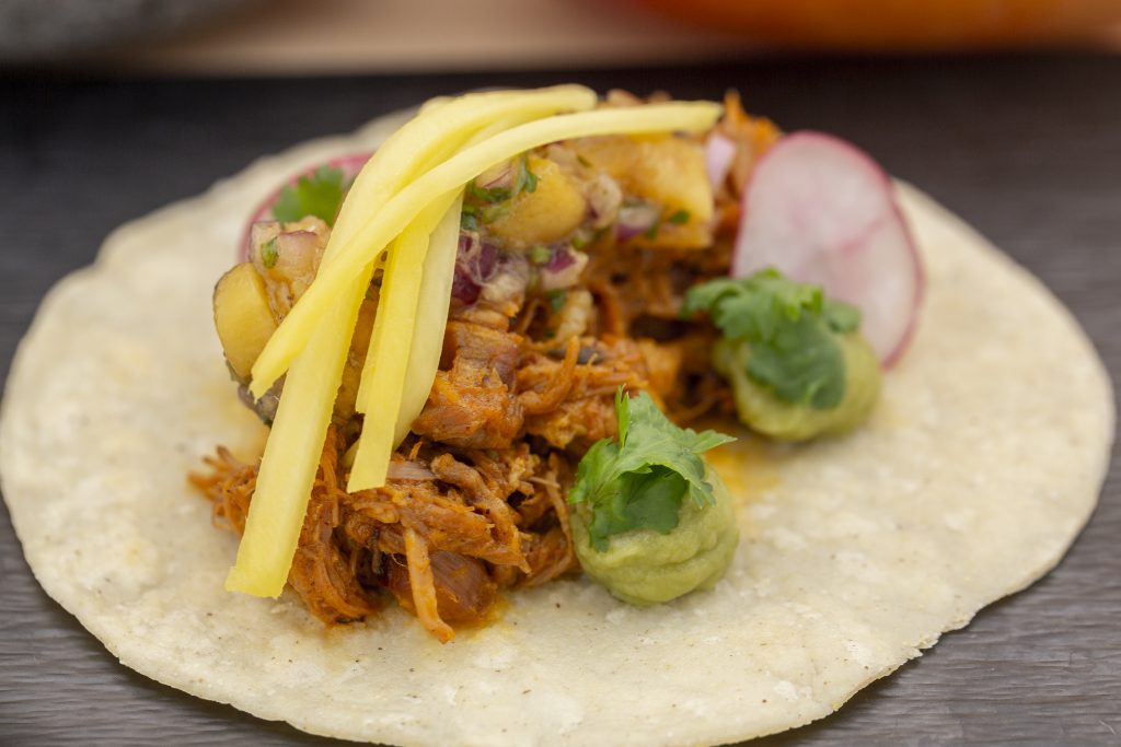 Taquito de cochinita pibil con salsa tatemada de mango y chile h