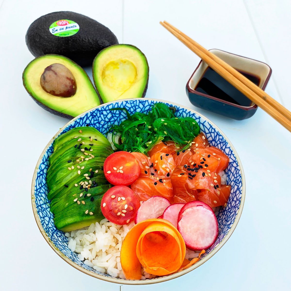 Poké de aguacate y salmón