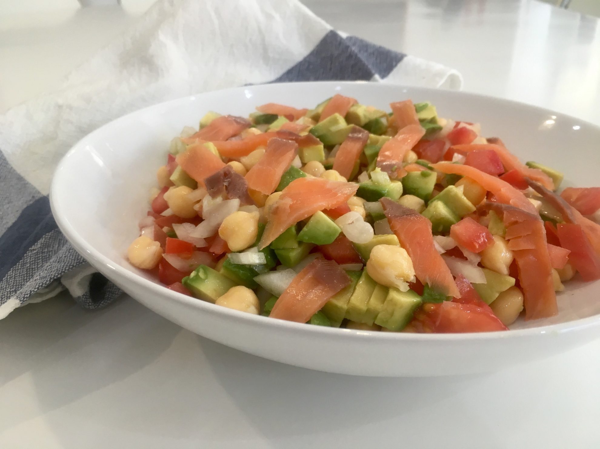 Ensalada de garbanzos con salmón y aguacate Aguacate y Mango